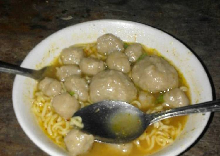 Bagaimana Menyiapkan Mie kuah isi bakso yang Bikin Ngiler