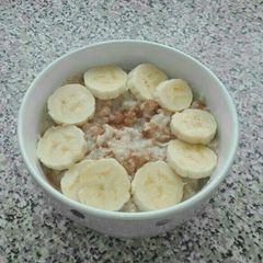 A picture of Oats with cinnamon and banana.