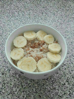 A picture of Oats with cinnamon and banana.