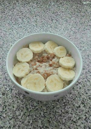 A picture of Oats with cinnamon and banana.