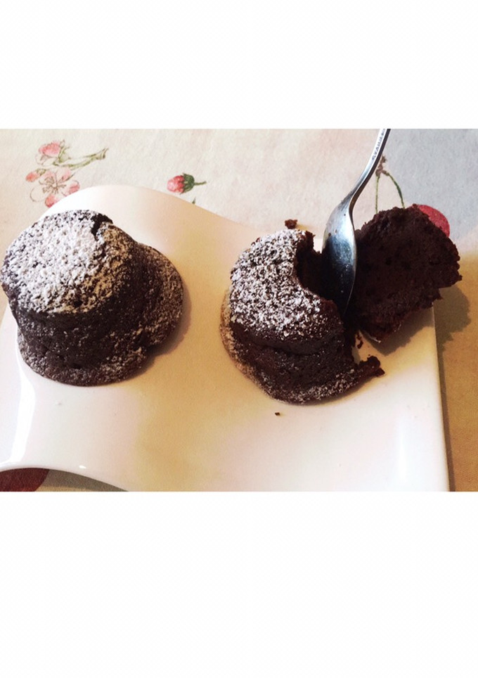 Una foto de Postre de chocolate con corazón fundido