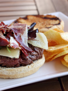 Una foto de Hamburguesa de jamón ibérico y queso curado