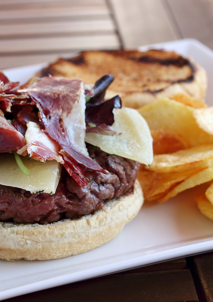 Una foto de Hamburguesa de jamón ibérico y queso curado