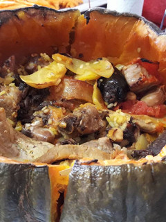 Una foto de Arroz al horno cocinado en una calabaza