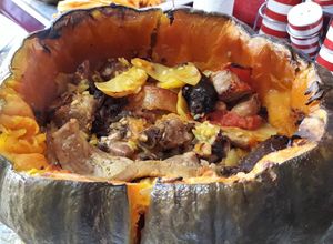 Una foto de Arroz al horno cocinado en una calabaza