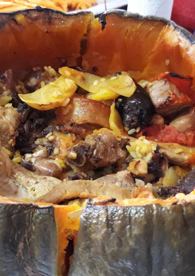 Una foto de Arroz al horno cocinado en una calabaza