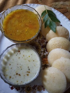 A picture of Idli sambhar.