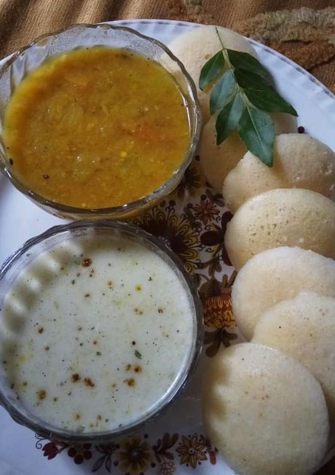 A picture of Idli sambhar.