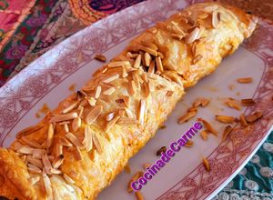 Una foto de Brazo de hojaldre crujiente relleno de queso, sobrasada y miel