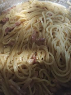 Una foto de Espaguetis con nata y bacon