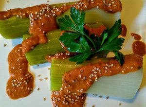 Una foto de PUERROS Bañados en Salsa Romesco y Semillas de Sésamo...!