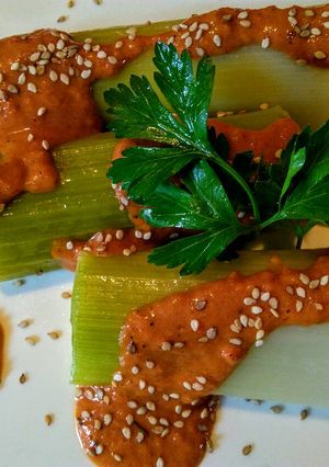 Una foto de PUERROS Bañados en Salsa Romesco y Semillas de Sésamo...!