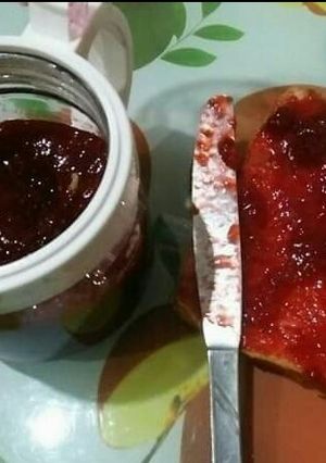 A picture of Strawberry jam🍓🍓🌹.