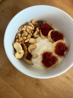 Una foto de Bowl de higos con yogur y frutos secos
