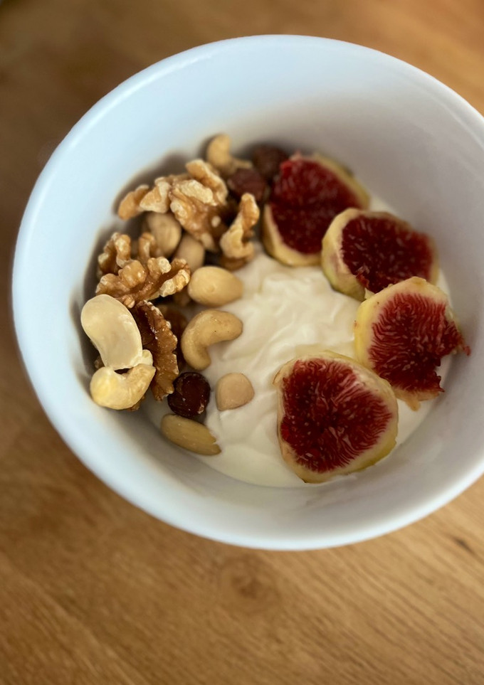 Una foto de Bowl de higos con yogur y frutos secos