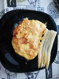 Una foto de Tortilla de queso con espárragos blancos