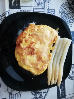 Una foto de Tortilla de queso con espárragos blancos