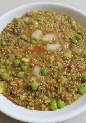 બાજરી ની ખીચડી (Bajri Khichdi Recipe In Gujarati) રેસીપી મુખ્ય ફોટો