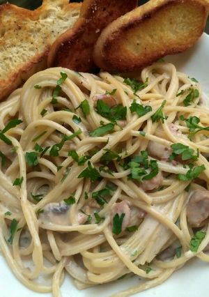 Una foto de Pasta ExtraCremosa Pollo/ Champiñones/Tocino y Pan de Ajo