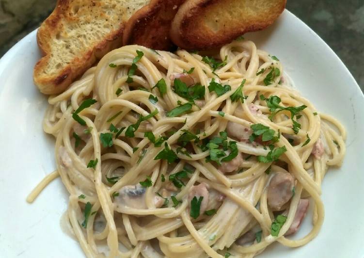 Pasta ExtraCremosa Pollo/ Champiñones/Tocino y Pan de Ajo