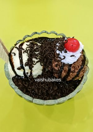 A picture of Coffee Custard Chocolate Ice Cream Sundae.
