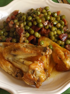Una foto de Alitas de pollo guisadas en salsa de azafrán con guisantes al jamón