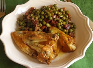 Foto principal de Alitas de pollo guisadas en salsa de azafrán con guisantes al jamón