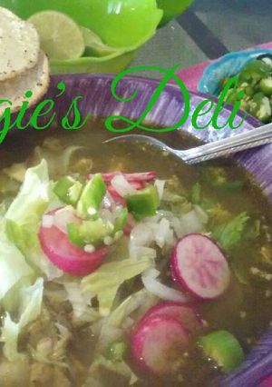 Una foto de Pozole verde de pollo con Maíz