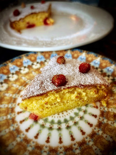 Una foto de Clafoutis de cerezas con fresas silvestres