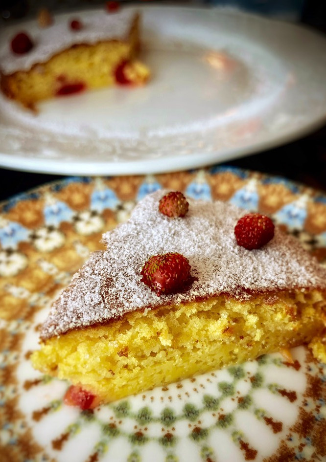 Una foto de Clafoutis de cerezas con fresas silvestres