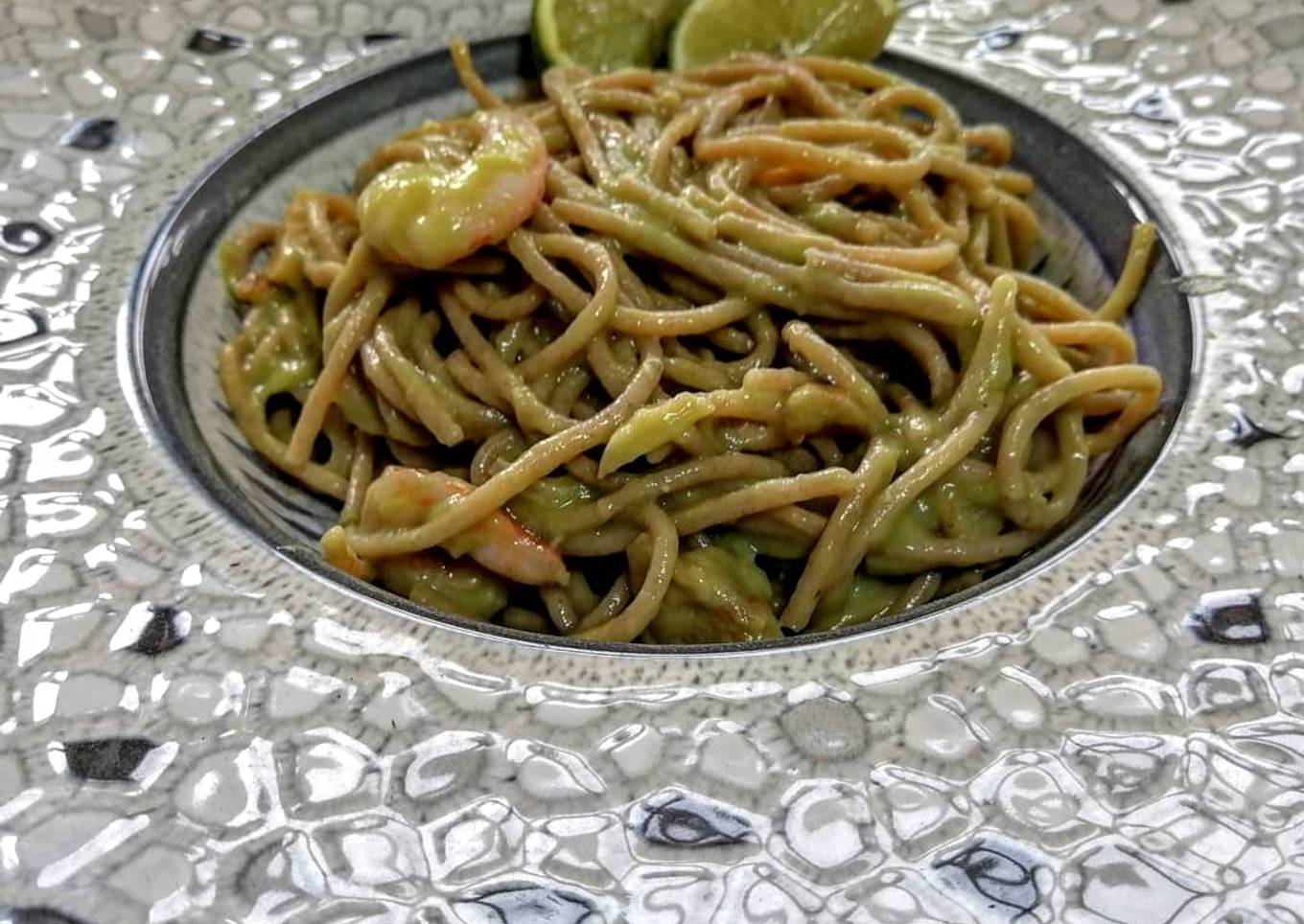 Pasta con gambas en salsa de aguacate y leche de coco