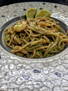 Foto principal de Pasta con gambas en salsa de aguacate y leche de coco