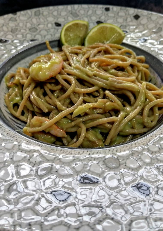 Una foto de Pasta con gambas en salsa de aguacate y leche de coco