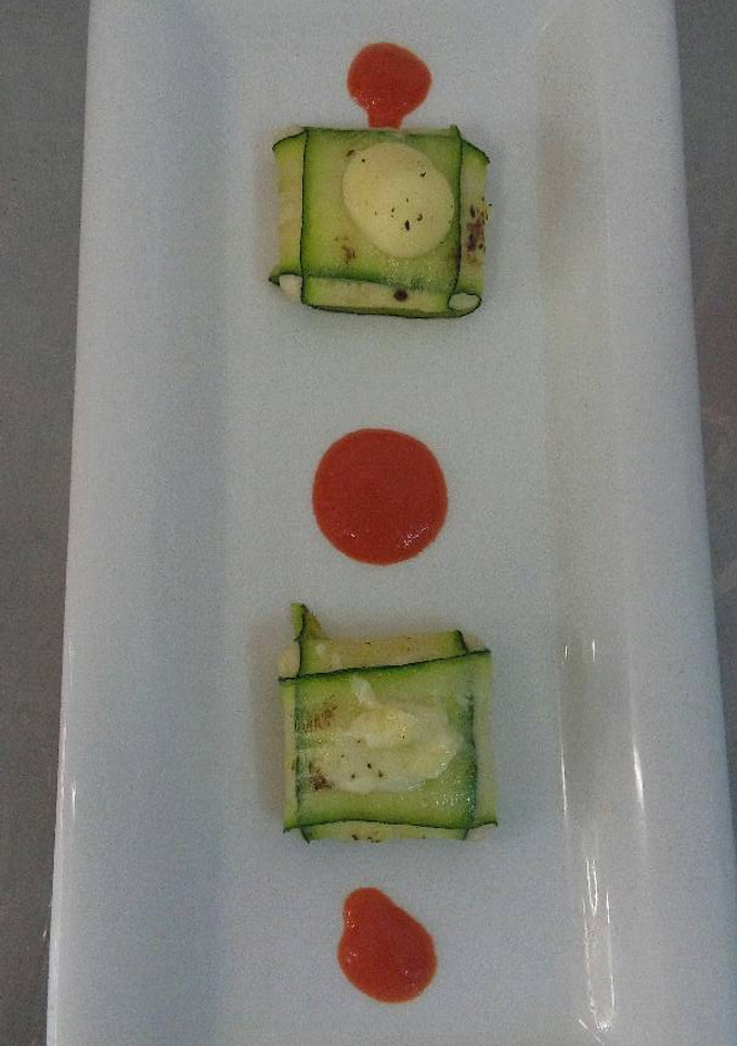 Una foto de Ravioli de calabacín con coulis de piquillo (Aperitivo)