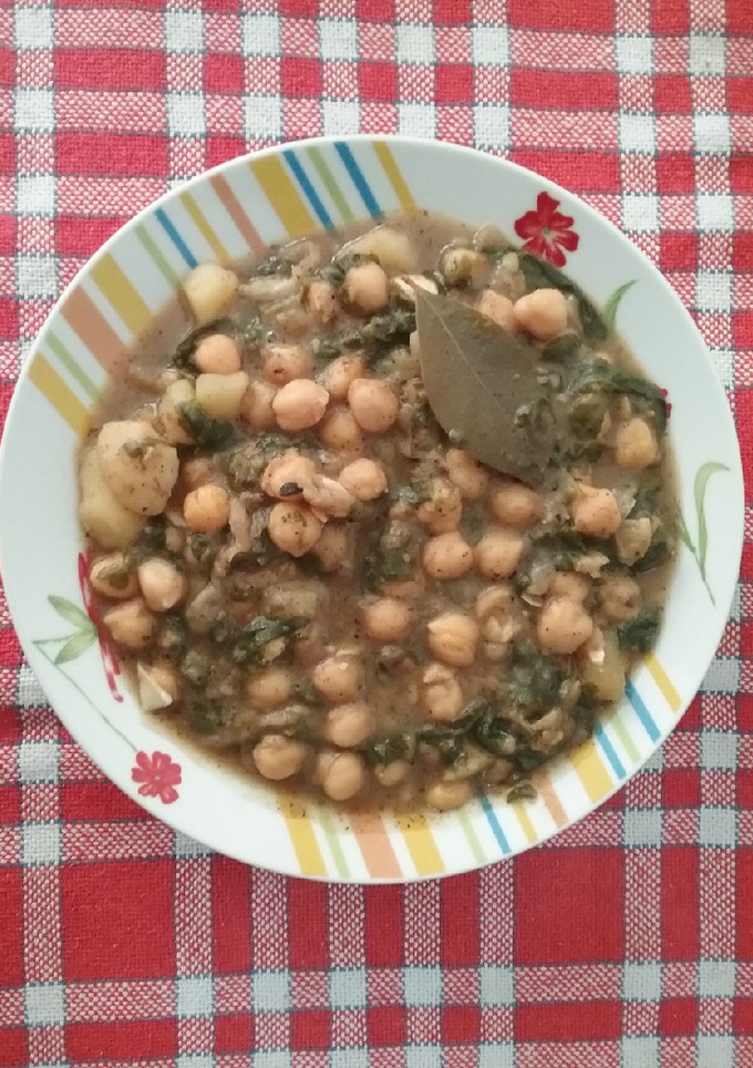 Una foto de Potaje de garbanzos con espinacas