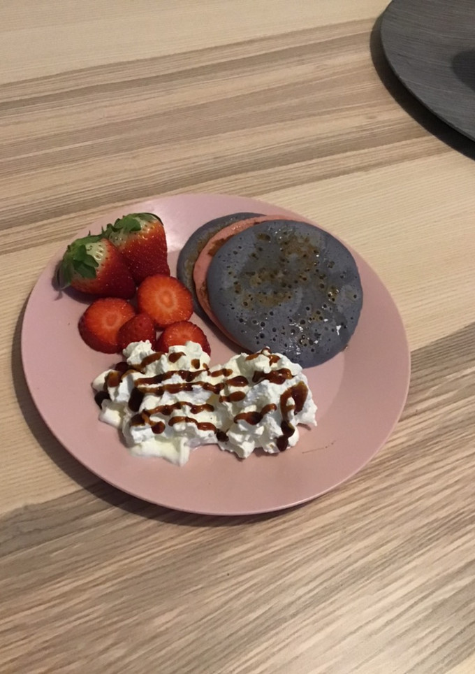 Una foto de Tortitas de colores 🥞🍓