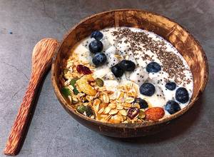 Hình của món Eatclean/ Smoothie bowl- Sinh tố Chuối, Sữa Chua, Hạnh Nhân, Việt Quất, Thanh Long, Granola.