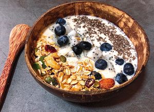 Hình của món Eatclean/ Smoothie bowl- Sinh tố Chuối, Sữa Chua, Hạnh Nhân, Việt Quất, Thanh Long, Granola.