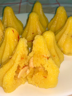 இனிப்பு ரவை மோதகம் (Inippu ravai mothak recipe in tamil) செய்முறை முக்கிய புகைப்படம்