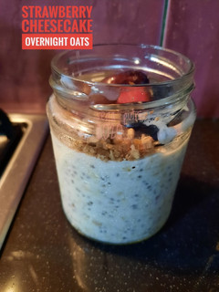Foto resep Strawberry Cheesecake Overnight Oats