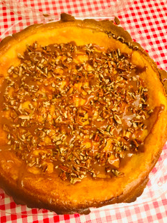Una foto de Pay de queso con toppings