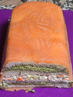 Una foto de Pastel de salmón y aguacate
