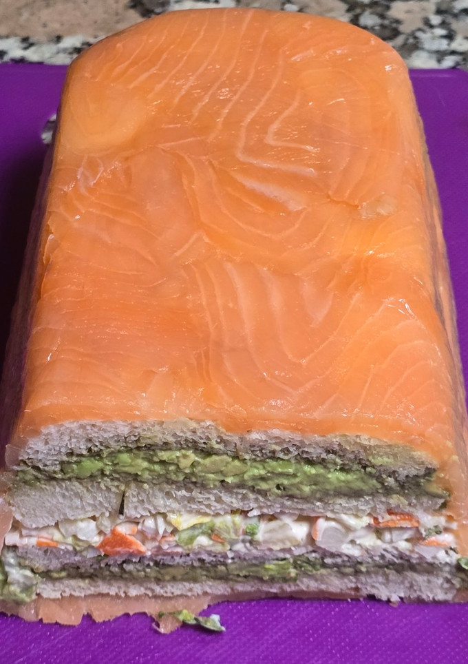 Una foto de Pastel de salmón y aguacate