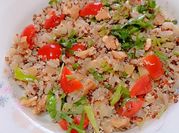Una foto di quinoa con legumi