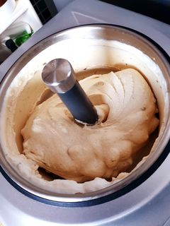 Une photo de Glace aux amandes caramélisées ou amandes effilées sans œufs 😋