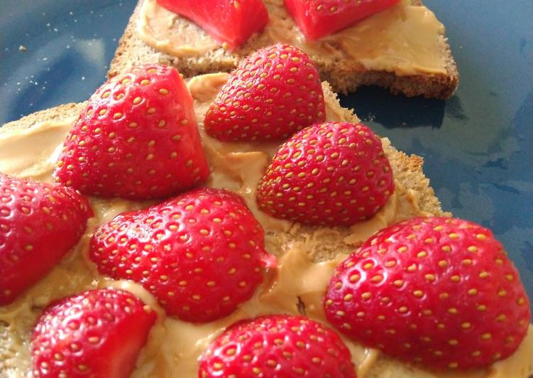 Fette con arachidi e fragole