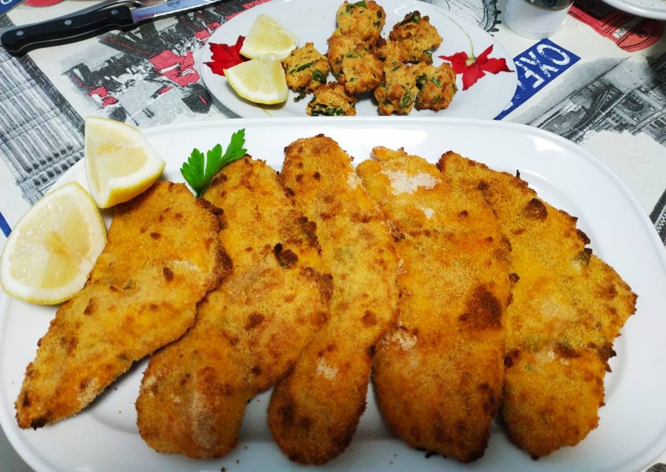 Merluzas rebozadas con pan rallado al pimentón...y tortitas 😋