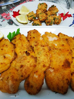 Una foto de Merluzas rebozadas con pan rallado al pimentón...y tortitas 😋