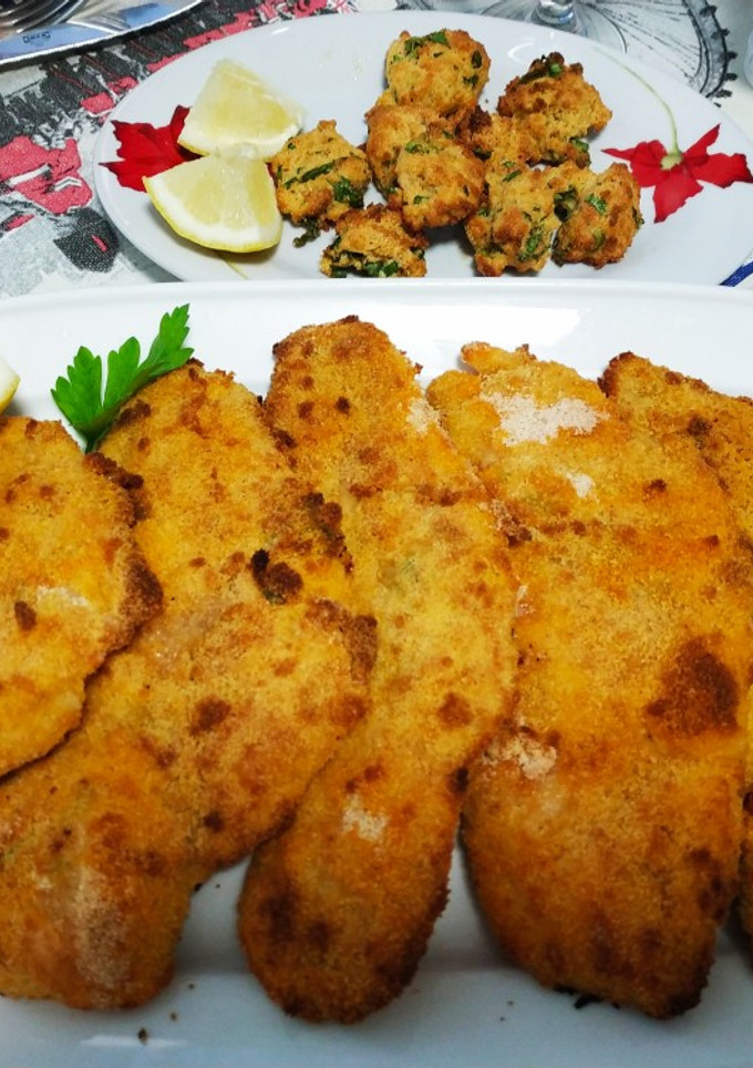 Una foto de Merluzas rebozadas con pan rallado al pimentón...y tortitas 😋