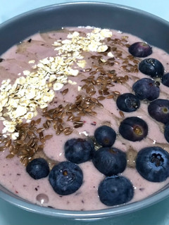 Una foto de Bowl smoothie plátano y arándanos